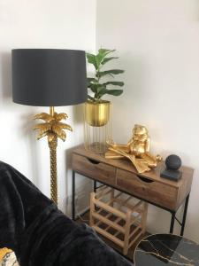 stół z lampą i palmą w obiekcie Sea Breeze w mieście Bridlington