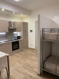 kuchnia z łóżkiem piętrowym w pokoju w obiekcie Antica Dogana Apartments w mieście Terracina +20 zdjęć