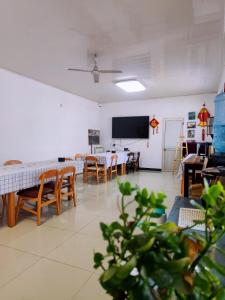 a room with tables and chairs and a flat screen tv at 北京城涛小筑客栈 in Miyun