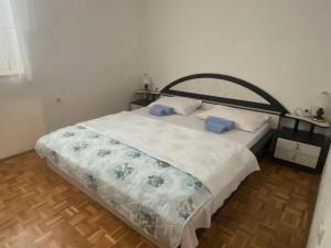 ein Schlafzimmer mit einem Bett mit zwei blauen Handtüchern darauf in der Unterkunft Apartment Miragge in Novi Vinodolski