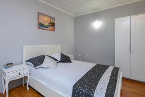 Posteľ alebo postele v izbe v ubytovaní Ancora Mokalo Apartments