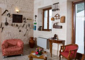 a living room with two chairs and a table at Hotel Ramapendula in Alberobello