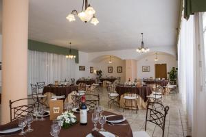 A restaurant or other place to eat at Hotel Ramapendula