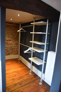 a room with white shelves and a brick wall at In De Swaene in Kortessem