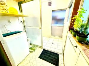 Ένα μπάνιο στο 三丁庵 貸別荘 水質AAビーチまで徒歩15分ペリーロードまで徒歩5分最高なロケーション 下田を遊び尽くせる貸別荘 無料駐車場もありますJapanese old style guest house that 2 minutes walk to Perry Road 15ninutes walk to Nabeta beach