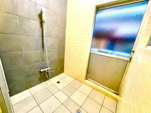 Ένα μπάνιο στο 三丁庵 貸別荘 水質AAビーチまで徒歩15分ペリーロードまで徒歩5分最高なロケーション 下田を遊び尽くせる貸別荘 無料駐車場もありますJapanese old style guest house that 2 minutes walk to Perry Road 15ninutes walk to Nabeta beach