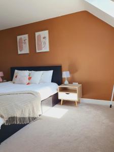 Cama ou camas em um quarto em Queensize private room - en suite and free parking