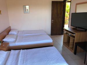 Posteľ alebo postele v izbe v ubytovaní BALCONAKI APARTMENTS IN VOURVOUROU