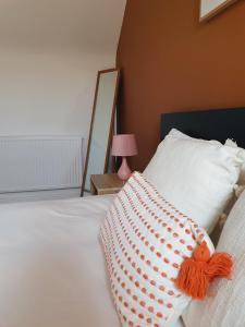 Una cama o camas en una habitación de Queensize private room - en suite and free parking