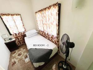 Villa Mercedita Subdivision - Centralized Aircon at Gene Vacation Homes tesisinde bir odada yatak veya yataklar