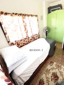 Katil atau katil-katil dalam bilik di Beach Resorts walking distance to the Town House +32 gambar