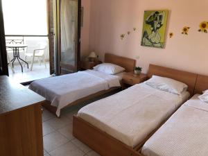 Posteľ alebo postele v izbe v ubytovaní BALCONAKI APARTMENTS IN VOURVOUROU