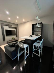 una cucina e un soggiorno con tavolo e sedie di EVIS LTD apartments 2 a Rēzekne Altre 4 foto