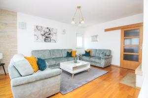 Sala de estar con 2 sofás y mesa en Apartments Lotta, en Zadar