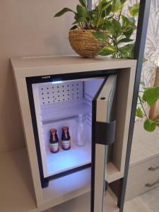 um pequeno frigorífico com duas bebidas em Le stanze di Diana em Cesenatico