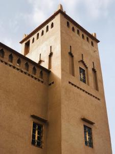 ein hohes Gebäude mit Fenstern darüber in der Unterkunft Kasbah Hnini in Igdourane