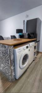 Kuchyň nebo kuchyňský kout v ubytování Planta baja en Barrio pesquero de Santa Lucia