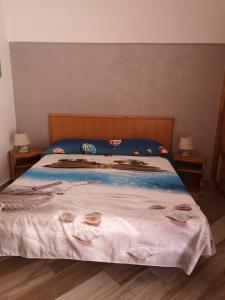una camera da letto con un letto e asciugamani di LA CASETTA DI MARY a Cetara