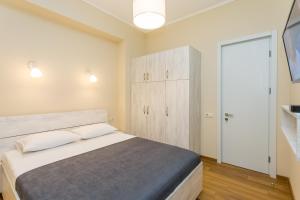 1 dormitorio con 1 cama grande y armario en New!-Downtown Apartment ll, en Tiflis 22 fotos más