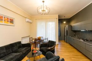 una sala de estar con un sofá y una mesa en New!-Downtown Apartment ll, en Tiflis