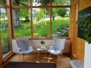 Zimmer mit 3 Stühlen, einem Tisch und einem Fenster in der Unterkunft Ferienhotel Idyll Gais in Gais
