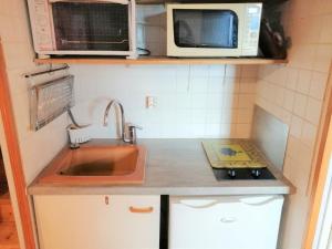 Appartement Morillon 1100, 2 pièces, 6 personnes - FR-1-412-23にあるキッチンまたは簡易キッチン