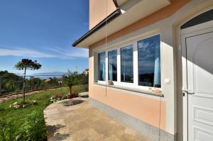 Fotografie z fotogalerie ubytování New apartment with terrace and sea view 1 v destinaci Poljane