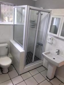 Um banheiro em Everly4 Guest Apartment