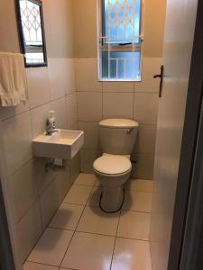 ein Badezimmer mit Toilette und Waschbecken in der Unterkunft Everly4 Guest Apartment in Durban