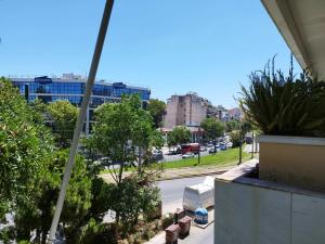 - Balcón con vistas a una calle de la ciudad en Zeus Apartment en Atenas