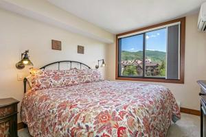 Ένα ή περισσότερα κρεβάτια σε δωμάτιο στο 2 Bedroom Antlers Vacation Rental With Incredible Slopeside Views And Just A Short Walk To Gondola And Lionshead Village +12 φωτογραφίες