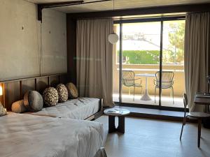 維琪奧港的住宿－Hôtel Spa & Restaurant - Son de Mar，酒店客房设有两张床和大窗户。