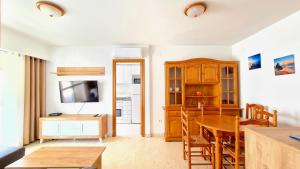 A television and/or entertainment centre at PALMERAS - Muy exclusivo y cerca de la playa!! Sólo familias