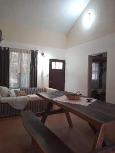 uma sala de estar com uma mesa e um sofá em Casa en Playas de Oro em San Antonio de Arredondo