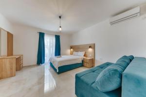 a hotel room with a bed and a couch at OLIVE GARDEN APARTMENT in Bar