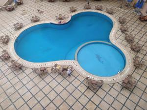 an overhead view of a large swimming pool at Royal Sea View in Alexandria