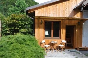 ein Haus mit einem Tisch und Stühlen außerhalb davon in der Unterkunft Grajski oddih in Cerklje na Gorenjskem