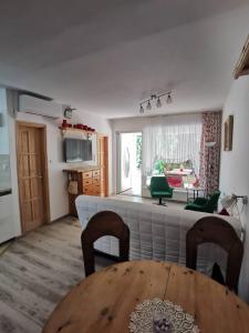 Kuchyňa alebo kuchynka v ubytovaní Kaméleon Apartmanház EV töltéssel