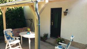 Patio alebo iná vonkajšia časť ubytovania Kaméleon Apartmanház EV töltéssel