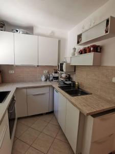 Kuchyňa alebo kuchynka v ubytovaní Kaméleon Apartmanház EV töltéssel