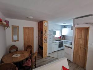 Kuchyňa alebo kuchynka v ubytovaní Kaméleon Apartmanház EV töltéssel