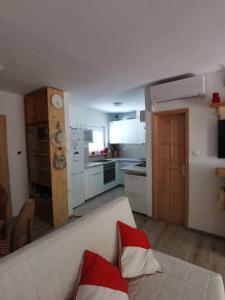 Kuchyňa alebo kuchynka v ubytovaní Kaméleon Apartmanház EV töltéssel