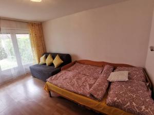 Posteľ alebo postele v izbe v ubytovaní Kaméleon Apartmanház EV töltéssel