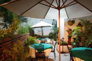 ein Tisch und Stühle mit einem Sonnenschirm auf einer Terrasse in der Unterkunft Casa Madonna in Guadalajara