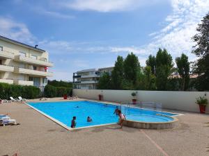 a group of people in a swimming pool at Le Cosy des Minimes in La Rochelle