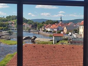 Výhled na řeku, která protéká v blízkosti apartmánu