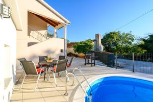 Bazén v ubytování Apartment Paradiz nebo v jeho okolí