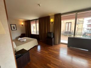 une chambre d'hôtel avec un lit et une télévision dans l'établissement Hotel La Fenice, à Belpasso