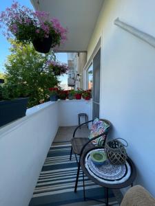 - un balcon avec une table, des chaises et des fleurs dans l'établissement A3M APARTMENT, à Deva