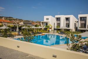 Výhled na bazén z ubytování Olea Luxury Apartments nebo okolí